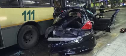 El Peugeot 308 de color negro chocó contra un colectivo de la línea 111