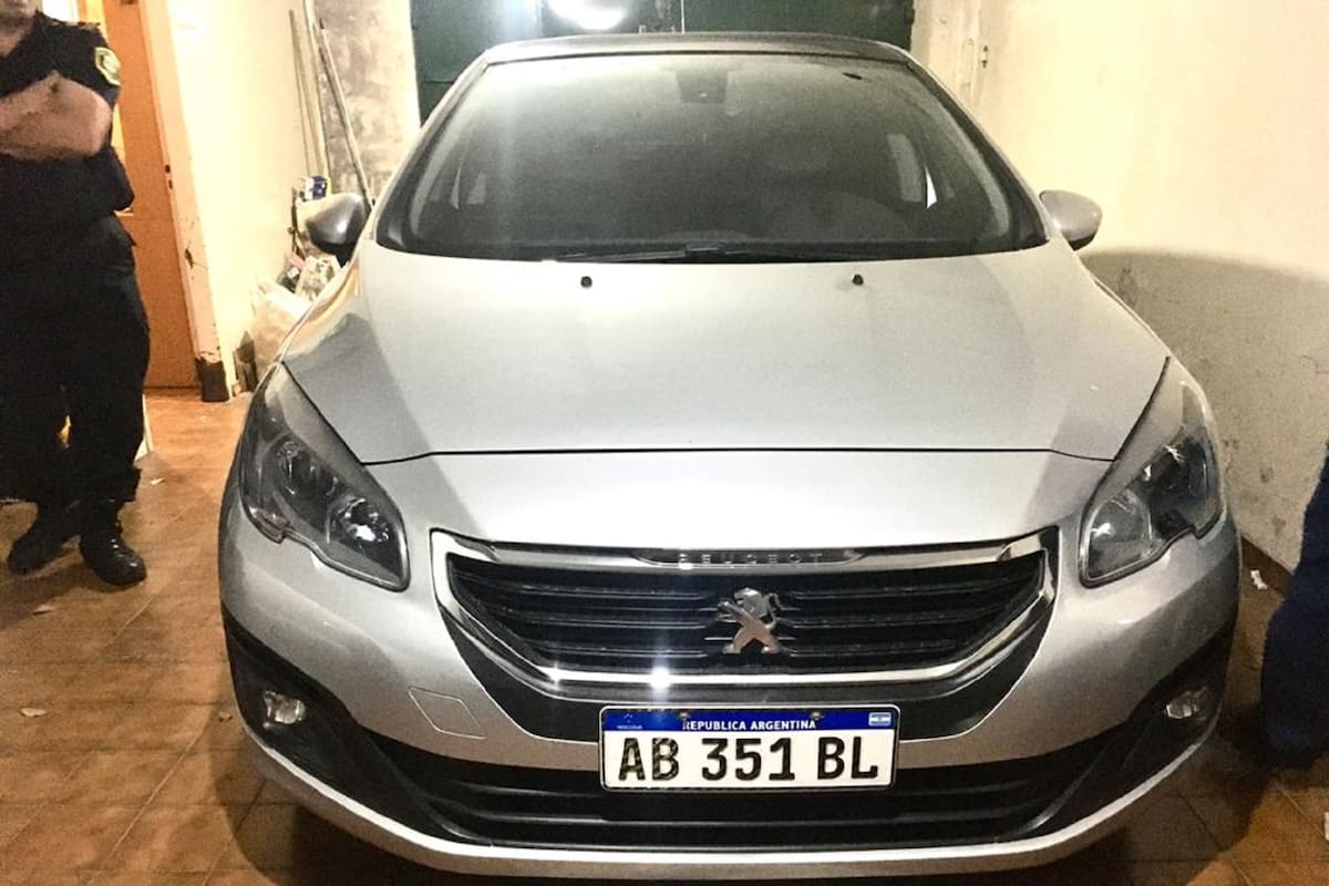 El Peugeot 308 gris desde el cual arrojaron a Ezequiel Ernesto Moya al paso de una ambulancia en Morón