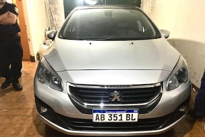 El Peugeot 308 gris desde el cual arrojaron a Ezequiel Ernesto Moya al paso de una ambulancia en Morón