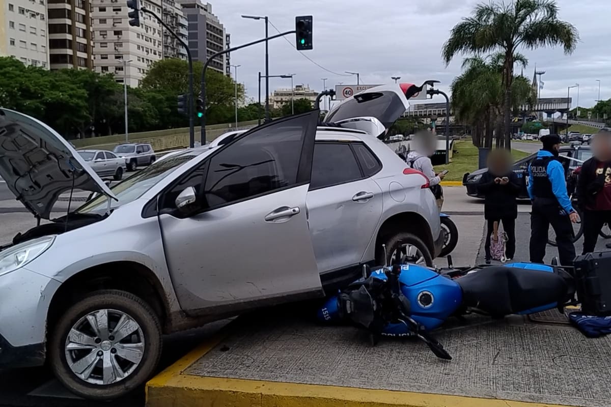 El Peugeot 308 y la moto de la Policía de la Ciudad, tras el choque que anticipó la detención de tres chilenos