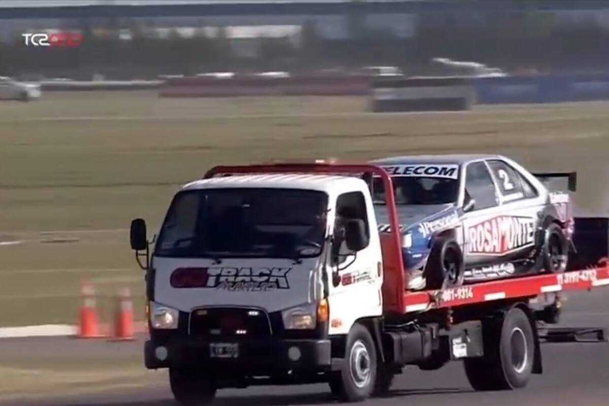 El Peugeot 405 de Juan María Traverso es paseado en una grúa; los espectadores esperaban que corriera una vueltas y el homenaje resultó decepcionante