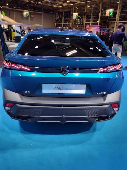 El Peugeot 408 fastback, con su caída pronunciada del techo que identifica el estilo de este crossover