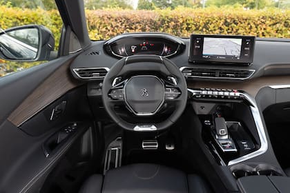 El Peugeot 5008
Cockpit. El Peugeot 5008 dispone de este estilo de diseño interior con volante pequeño y tablero elevado