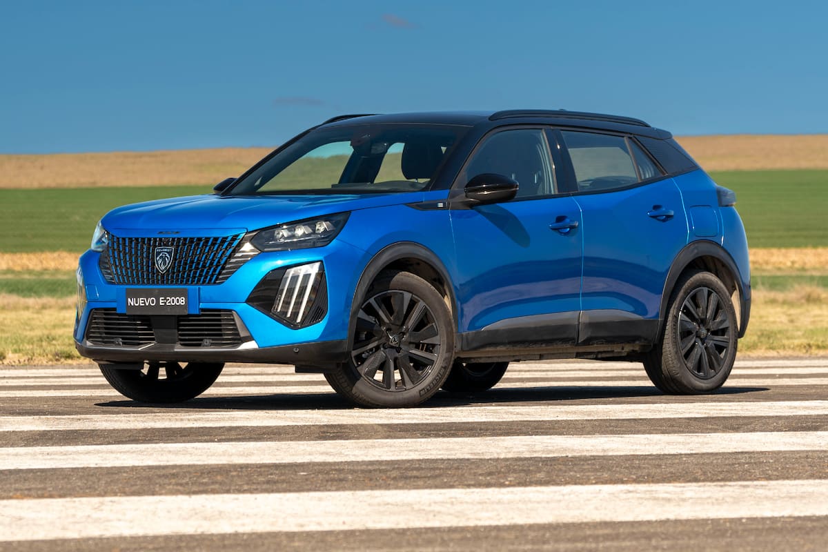 El Peugeot E-2008 se fabrica en Europa y llegará el año próximo al país