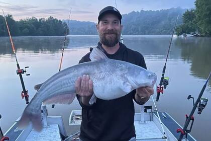 El pez llamó la atención de los pescadores que se encontraron con algo insólito. Fuente: Facebook