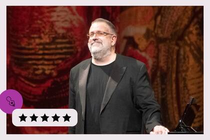 El pianista portugués Artur Pizarro saluda al público en el cierre de su primer recital en el Teatro Colón