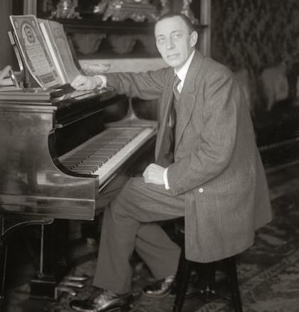 El pianista y compositor Serguéi Rajmáninov financió su estadía en el Garden City Hotel, en Long Island. Fue allí donde la mujer que hasta entonces había usado otros nombres quedó registrada por primera vez con el apellido Anderson
