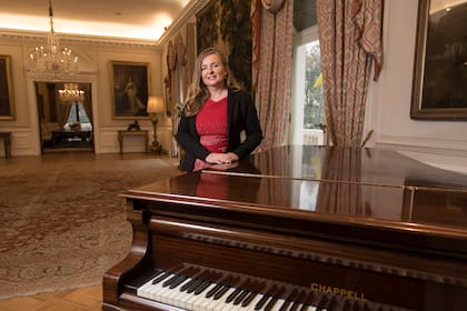 El piano Chappell se mantiene en el gran salón. Allí la embajadora Kirsty Hayes celebra grandes ocasiones, como la Coronación del rey Carlos III.