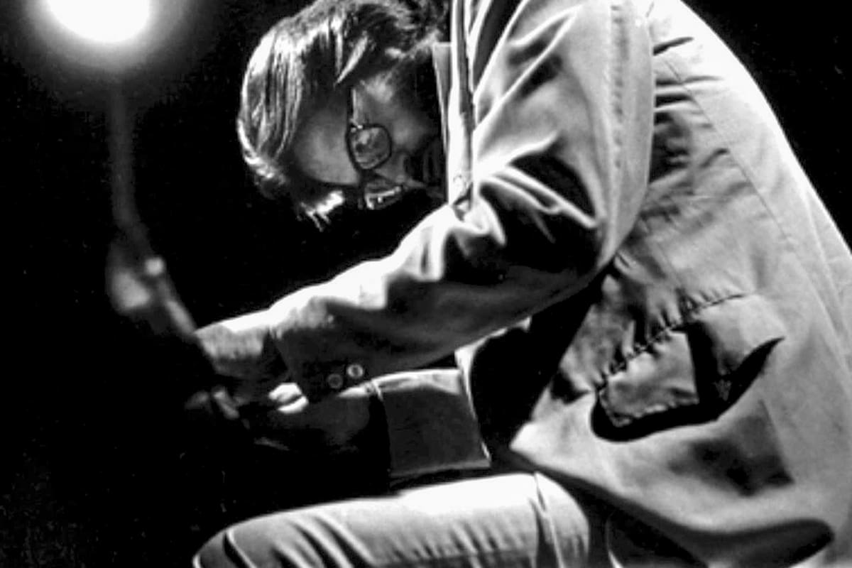 El piano Chickering fue el primero que se encontró Evans al entrar al teatro, pero no estaba en buenas condiciones