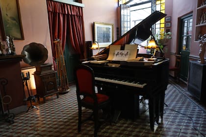 El piano, en uno de los rincones del salón