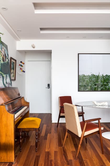 El piano, la mesa y las sillas vinieron de la casa anterior de los dueños.