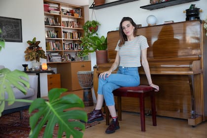 El piano que se ve detrás de ella lo compró con su primer sueldo. “Es lo último de lo que me desprendería”, asegura.