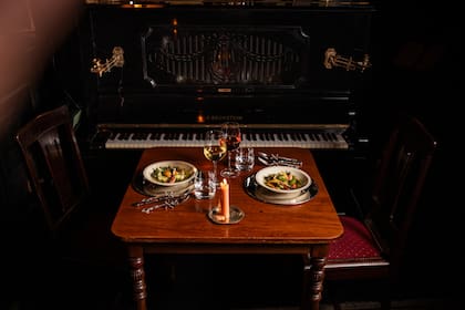 El piano vertical del primer piso cobra protagonismo una vez por semana, cuando organizan un show de jazz.