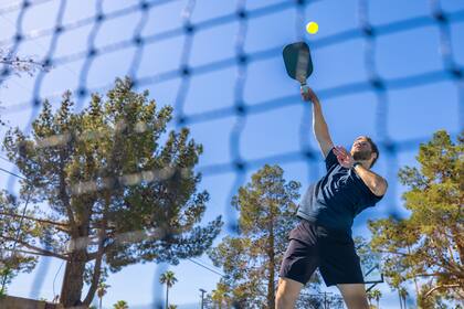 El pickleball combina elementos del tenis, el bádminton y el pingpong (Archivo)