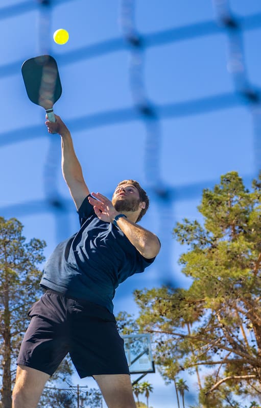 El Pickleball es una combinación de tenis, ping-pong y bádminton, de intensidad moderada