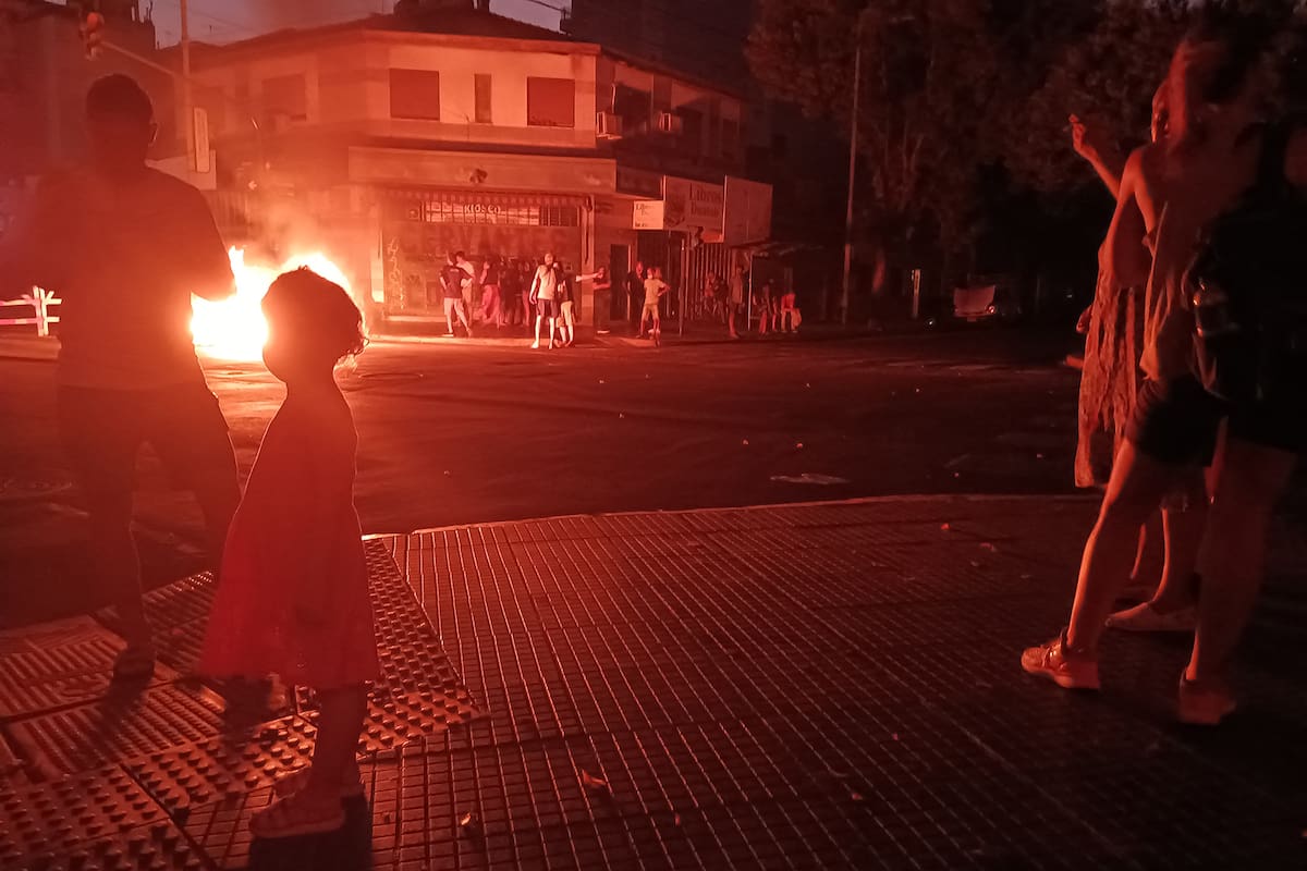 El pico de demanda en verano provocó cortes de luz en varias zonas y generó malestar entre la gente