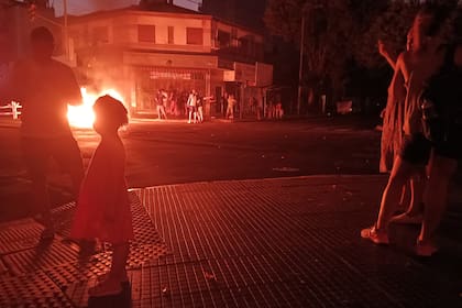 El pico de demanda en verano provocó cortes de luz en varias zonas y generó malestar entre la gente