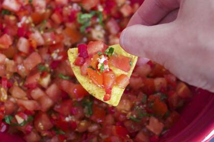El pico de gallo puede ir con las verduras sin cocer, pero también cocidas para platillos calientes, según el gusto