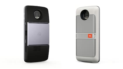 El picoproyector (izq.) y los parlantes JBL (der.)