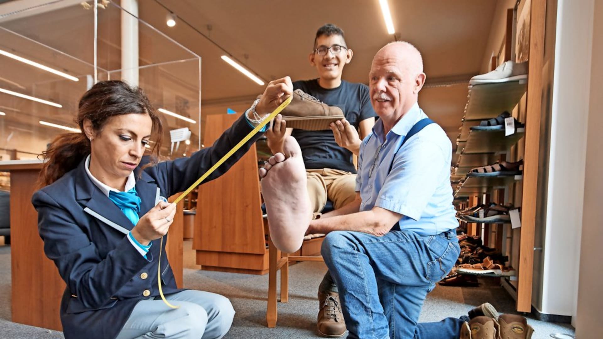 El pie derecho de Jeison Rodríguez es medido por Lucia Sinigagliesi, juez de Guinness World Records (AFP)