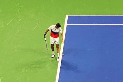 El pie izquierdo del croata Marin Cilic sobre la línea de base, en su partido ante Alcaraz: el saque generó controversia en la noche del US Open