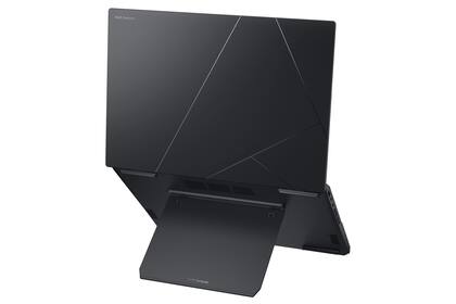 El pie que permite elevar la Asus Zenbook Duo para aprovechar mejor sus dos pantallas