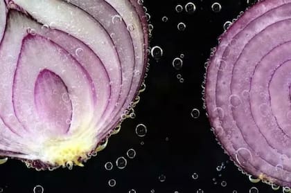 El agua es un aliado al momento de cortar cebollas