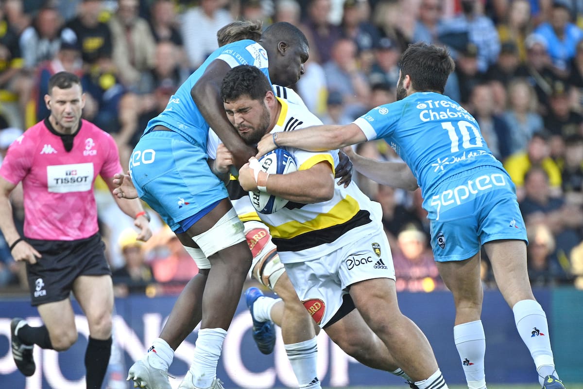 El pilar argentino Joel Sclavi, empujando y llevando la pelota, durante un partido de La Rochelle, en Francia
