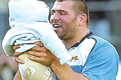 Martín Scelzo celebra con su hijo Juan Martín -hoy en los Pumas- un éxito ante Inglaterra