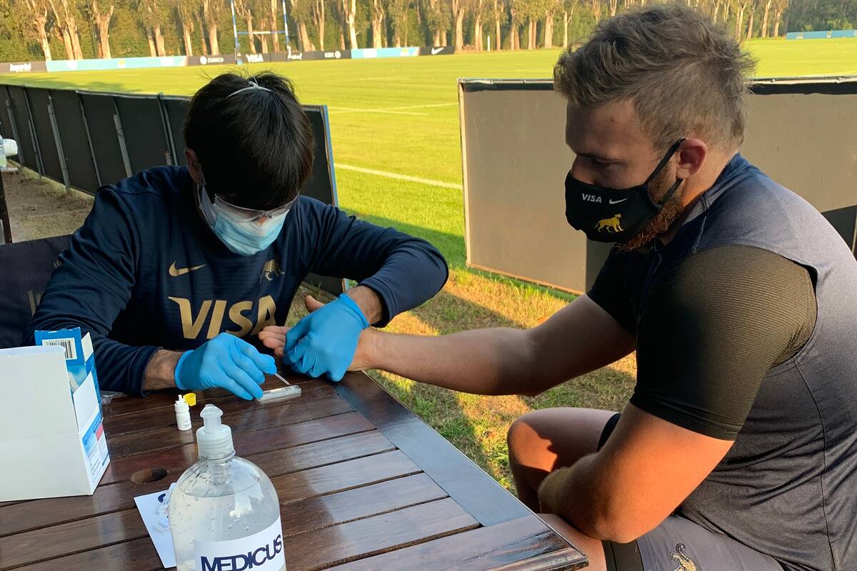 El pilar rafaelino Mayco Vivas se expone al examen serológico de coronavirus, antes del primer entrenamiento de los Pumas en el año, en Maschwitz; ningún jugador dio resultado positivo.
