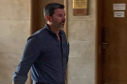 El piloto Agustín Issin (de camisa azul) declara en los tribunales de Comodoro Py