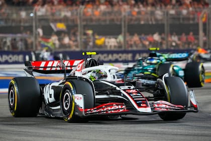 El piloto alemán Nico Hülkenberg de la escudería Haas maniobra su auto durante el Gran Premio de Singapur el domingo 22 de septiembre del 2024. (AP Foto/Vincent Thian)