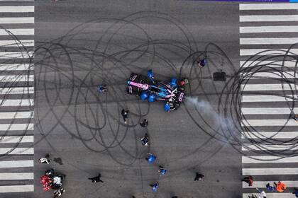 El piloto argentino Franco Colapinto durante una exhibición, el domingo 26 de abril de 2026, en Buenos Aires. (AP Foto/Rodrigo Abd)
