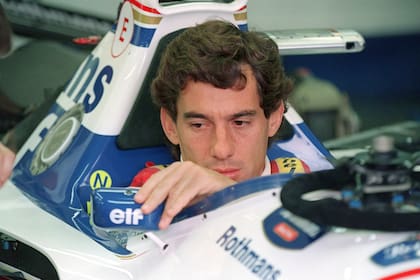 Ayrton Senna ajusta su espejo retrovisor en los boxes el 1 de mayo de 1994 antes del inicio del Gran Premio de San Marino. Senna murió después de estrellarse en la séptima vuelta