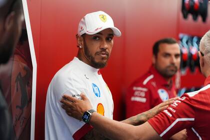 El piloto británico de Ferrari, Lewis Hamilton, tuvo varios cruces con su ingeniero Riccardo Adami, durante el Gran Premio de Miami (AP Foto/Rebecca Blackwell)