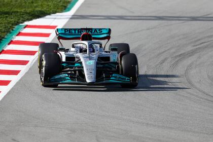 El piloto británico de la escudería Mercedes Lewis Hamilton maneja su auto durante el primer día de pruebas de la Fórmula Uno en Montemlo a las afueras de Barcelona, España el miércoles 23 de febrero del 2022. (AP Foto/Joan Monfort)