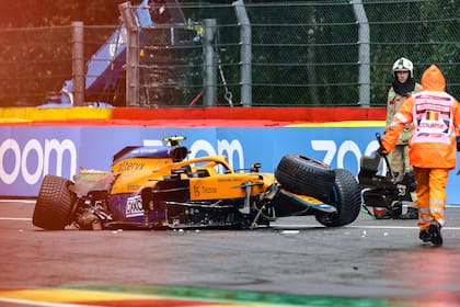El piloto británico de McLaren, Lando Norris, se sienta en su coche después de estrellarse en la sesión de clasificación del Gran Premio de Bélgica de Fórmula Uno
