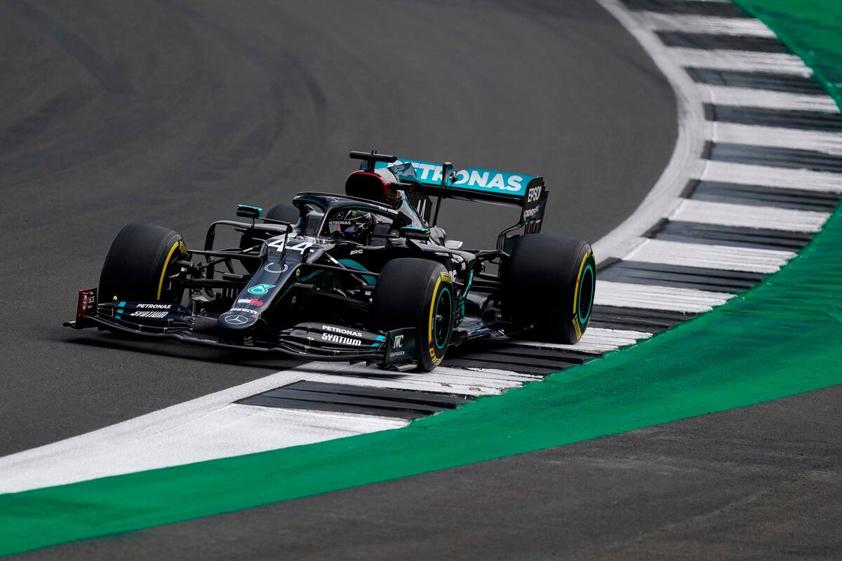 El piloto británico de Mercedes, Lewis Hamilton, conduce su automóvil durante la sesión de clasificación del Gran Premio del 70 aniversario de F1 en Silverstone el 8 de agosto de 2020 en Northampton