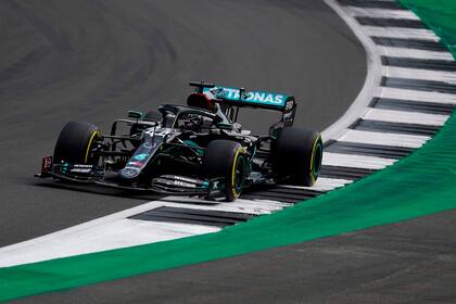 El piloto británico de Mercedes, Lewis Hamilton, conduce su automóvil durante la sesión de clasificación del Gran Premio del 70 aniversario de F1 en Silverstone el 8 de agosto de 2020 en Northampton