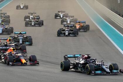 El piloto británico de Mercedes Lewis Hamilton avanza por delante del piloto holandés de Red Bull Max Verstappen al inicio del Gran Premio de Fórmula 1 de Abu Dabi, en Emiratos Árabes Unidos. Al final, el neerlandés se consagraría campeón