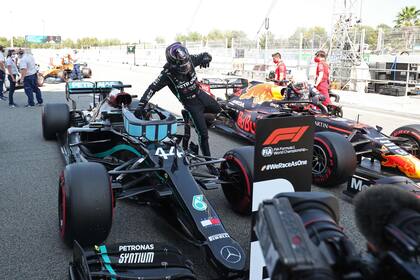 Lewis Hamilton celebra en su coche después de asegurar la pole position en Montmeló