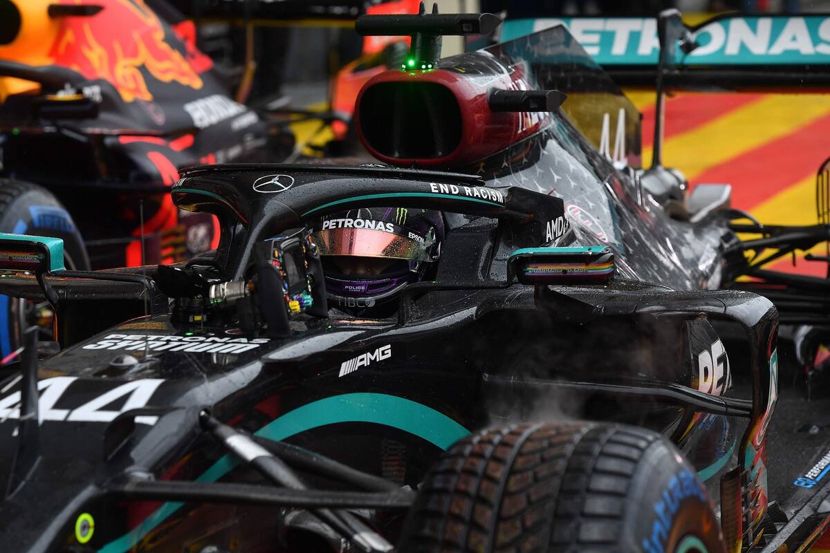 El piloto británico de Mercedes Lewis Hamilton sale de su automóvil después de la calificación para el Gran Premio de Estiria de Fórmula Uno el 11 de julio de 2020 en Spielberg, Austria