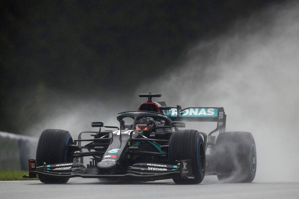 El piloto británico de Mercedes, Lewis Hamilton, maneja su auto durante la calificación para el Gran Premio de Estiria de Fórmula Uno el 11 de julio de 2020 en Spielberg, Austria
