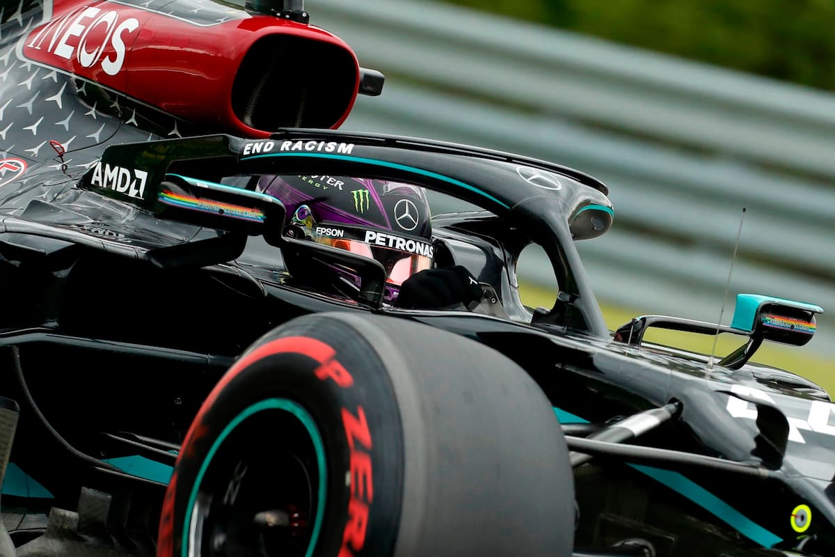 El piloto británico de Mercedes Lewis Hamilton dirige su automóvil durante la tercera sesión de práctica para el Gran Premio de Hungría de Fórmula Uno en el circuito de Hungaroring en Mogyorod, cerca de Budapest, Hungría,