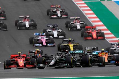 El piloto británico de Mercedes, Lewis Hamilton, lidera después del inicio del Gran Premio de Fórmula Uno de Portugal en el Autodromo Internacional do Algarve el 25 de octubre de 2020 en Portimao.