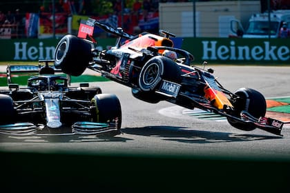 El piloto británico de Mercedes, Lewis Hamilton y el piloto neerlandés de Red Bull, Max Verstappen, chocan durante el Gran Premio de Fórmula Uno de Italia Monza