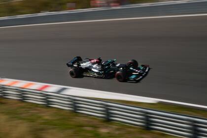 El piloto británico Lewis Hamilton, de Mercedes, conduce en la primera sesión de práctica para el Gran Premio de Holanda de la Fórmula Uno, en el circuito de Zandvoort, Holanda, el viernes 3 de septiembre de 2021. (AP Foto/Francisco Seco)
