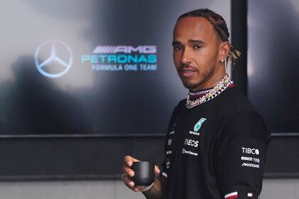 El piloto británico Lewis Hamilton, de Mercedes, luce joyería a su llegada al Autódromo Internacional de Miami para la primera sesión de entrenamiento del Gran Premio de Miami de la Fórmula Uno, el viernes 6 de mayo de 2022, en Miami Gardens, Florida. (AP Foto/Wilfredo Lee)
