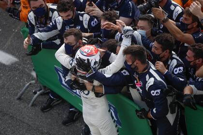 el festejo de Gasly con el equipo Alpha Taury