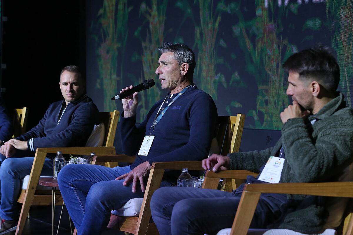 El piloto de automovilismo Mariano Werner y los futbolistas Roberto "Pato" Abbondanzieri y Leonardo Ponzio en el Congreso Internacional de Maíz